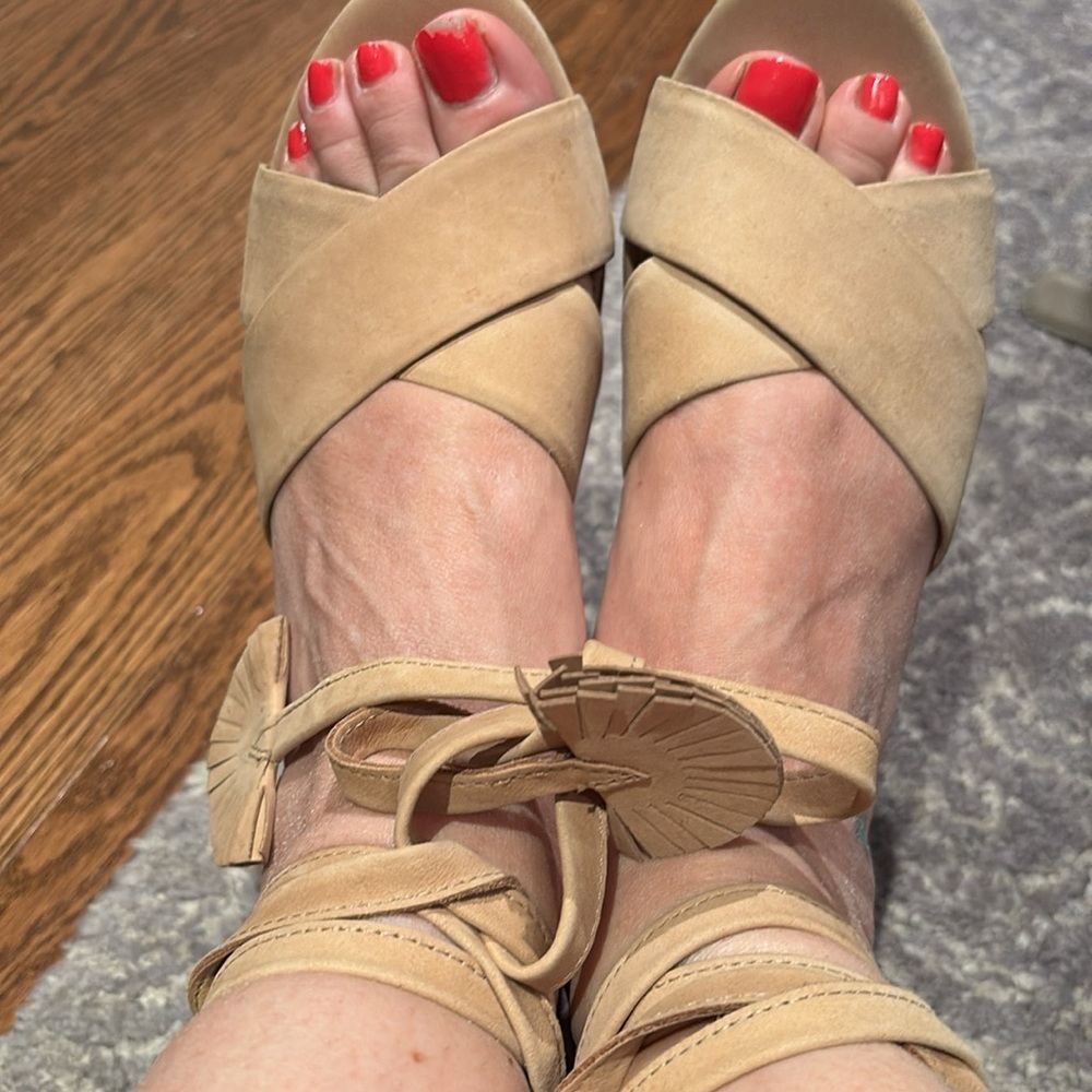 Women’s BRIAN ATWOOD ASTOR Tan BLOCK HEEL NUBUCK TIE UP size 8